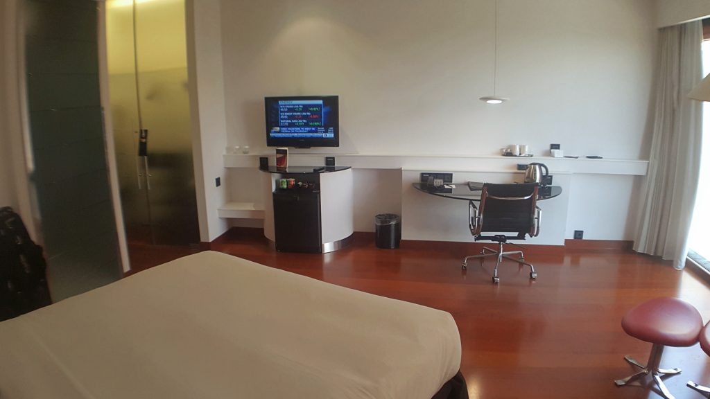 un cuarto con una cama y un escritorio