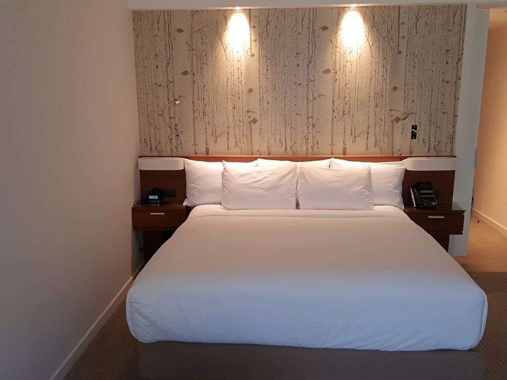 una cama en una habitación