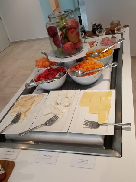 una mesa con comida