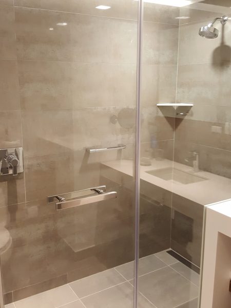 una ducha con puertas de vidrio