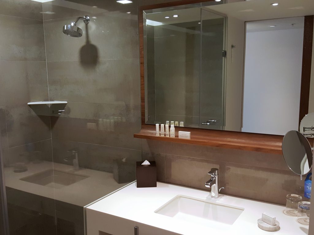 lavabo y espejo de un baño