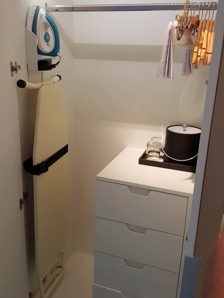 un bano con un inodoro