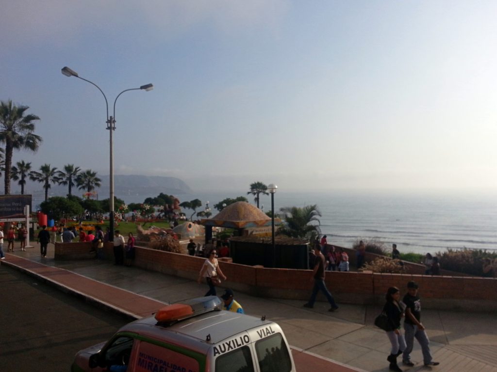 un grupo de personas con tablas de surf en la orilla de la carretera