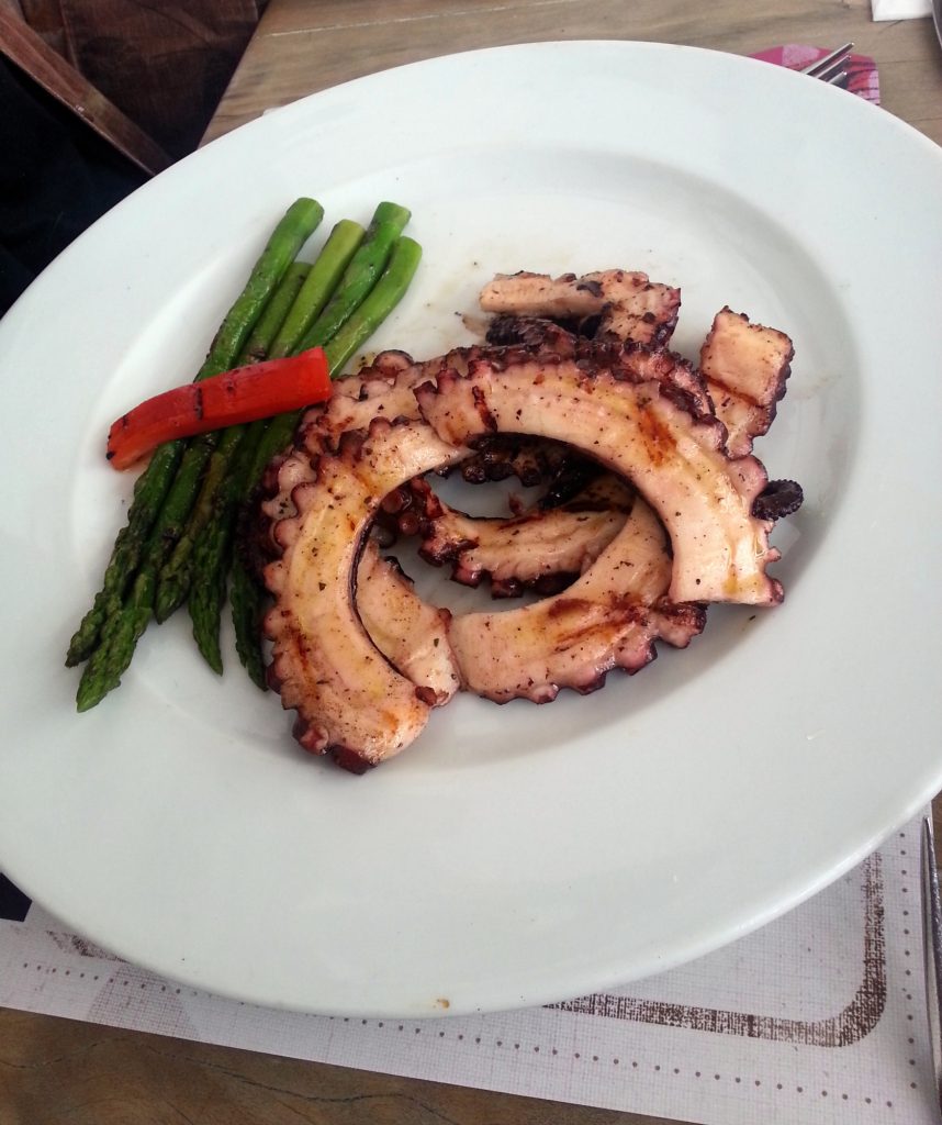un plato con comida