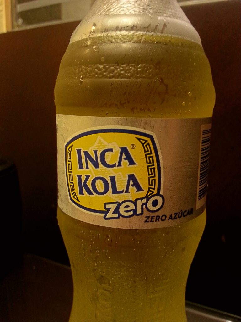 botella de vidrio con una bebida