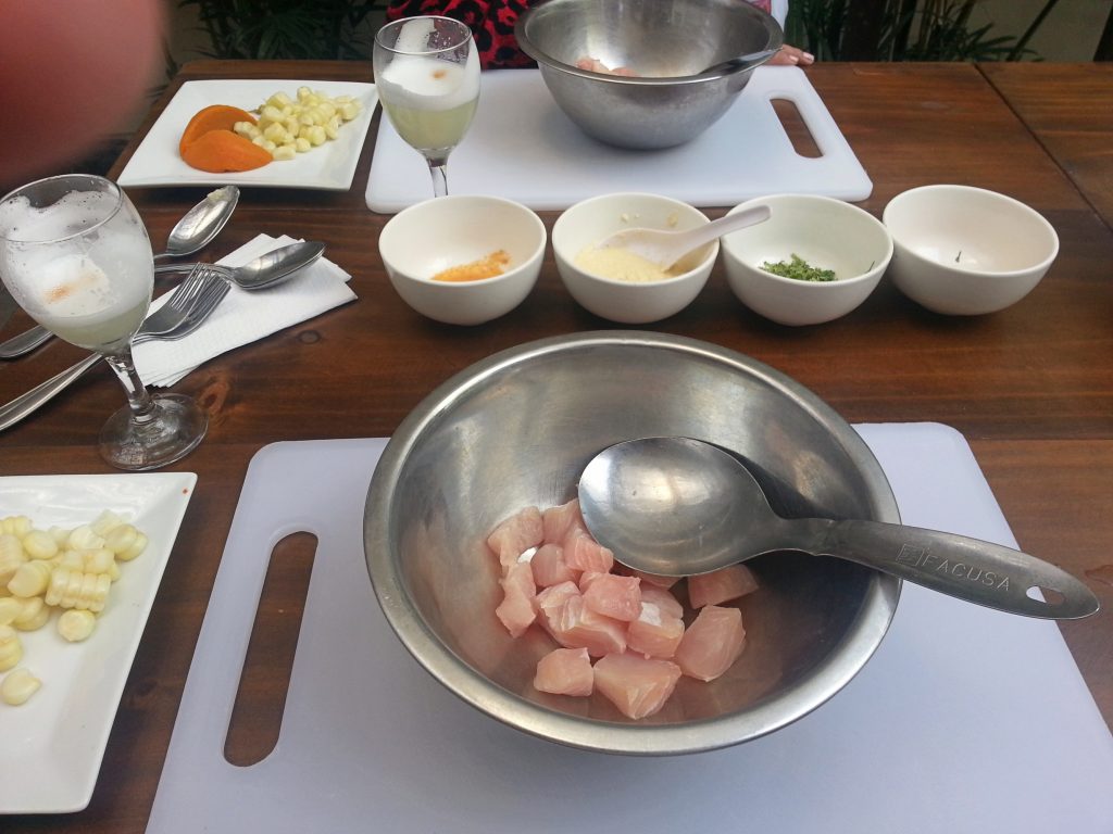 plato con diferentes tipos de comida en una mesa