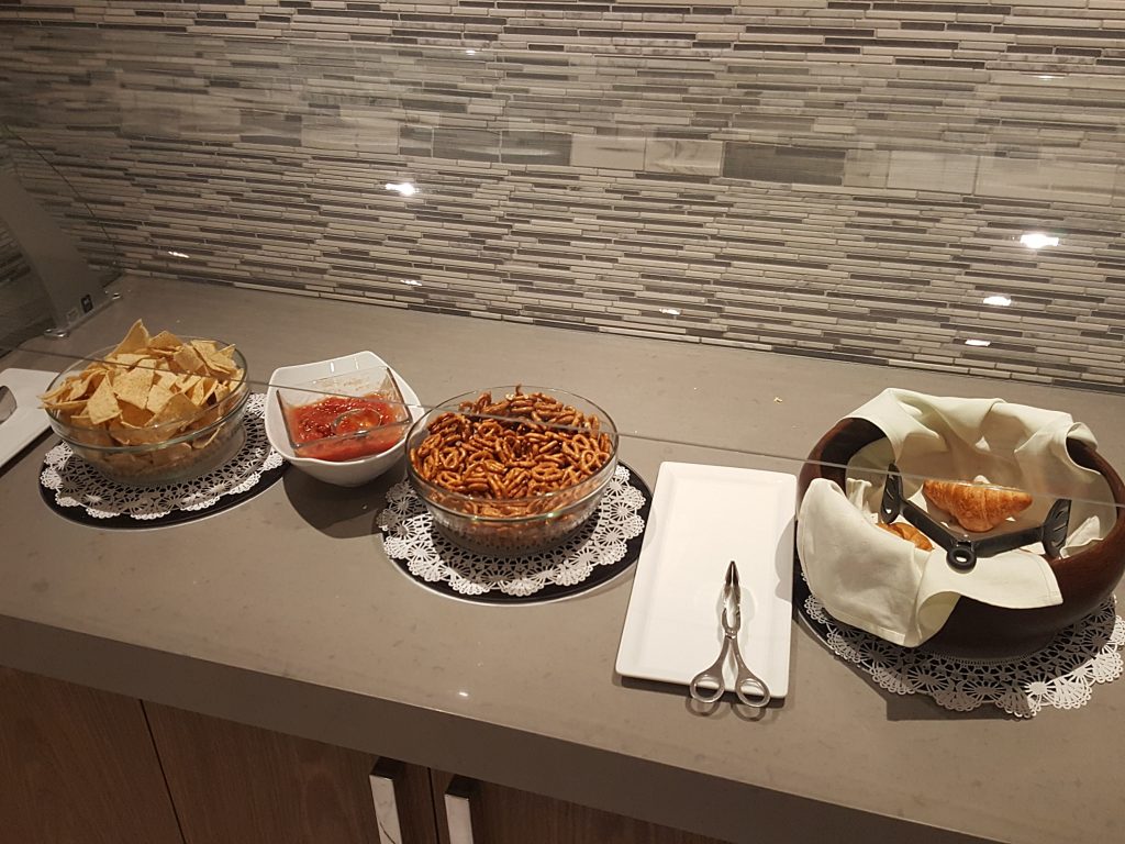 bandeja con comida sobre una mesa