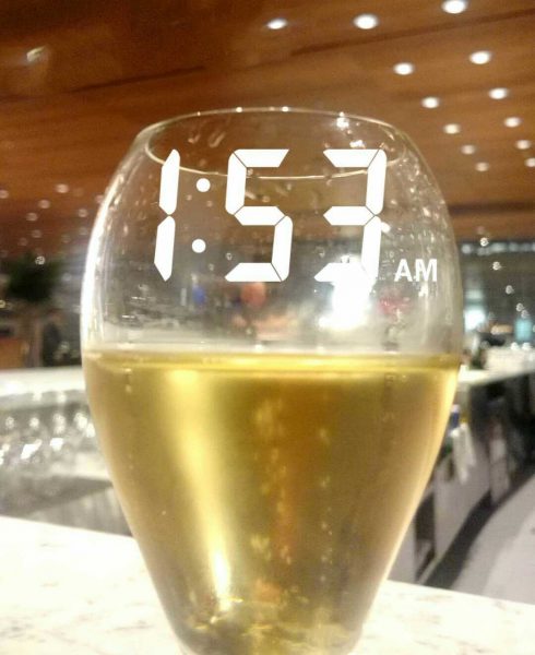 una taza de vidrio con una bebida