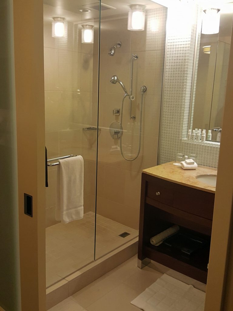 una ducha con puertas de cristal