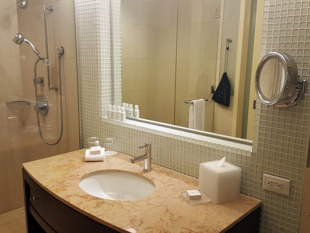 lavabo y espejo de un baño