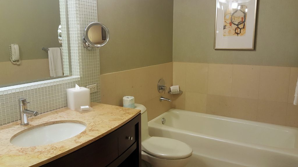 lavabo y espejo de un baño