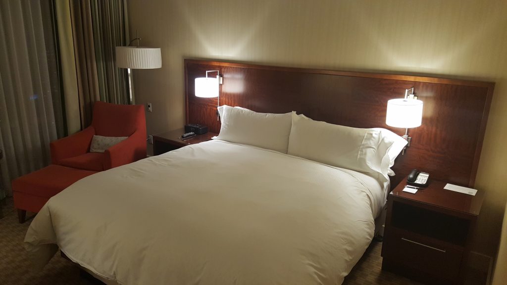 una cama en una habitación