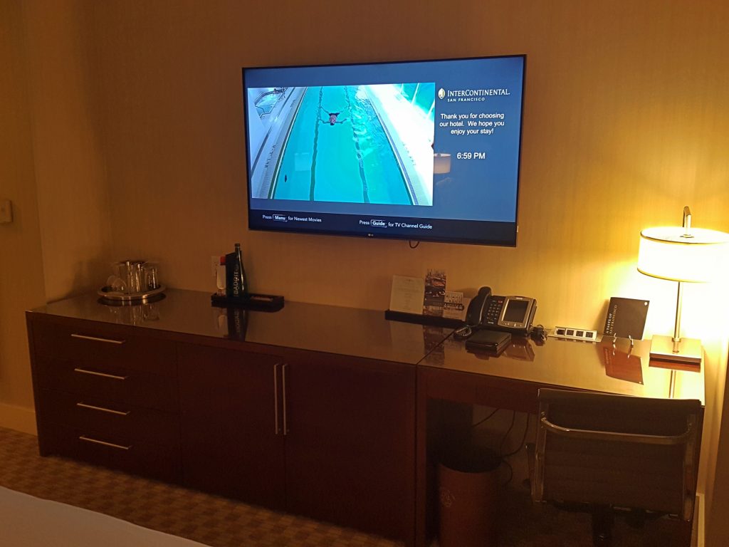 una pantalla de televisión encendida sobre un escritorio