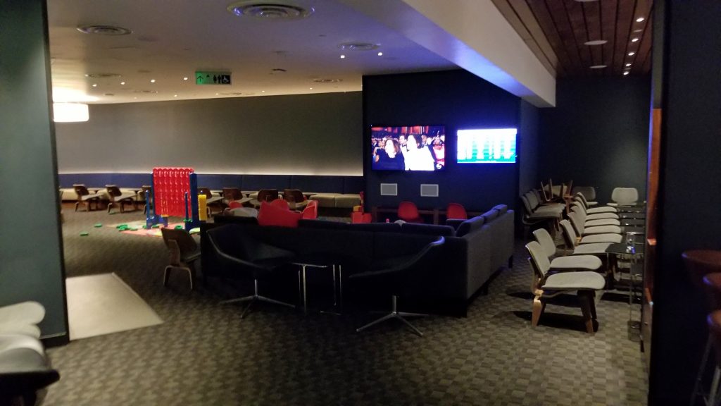una pantalla de televisión encendida con la imagen de un cuarto