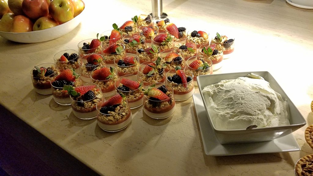 comida de colores encima de mesa