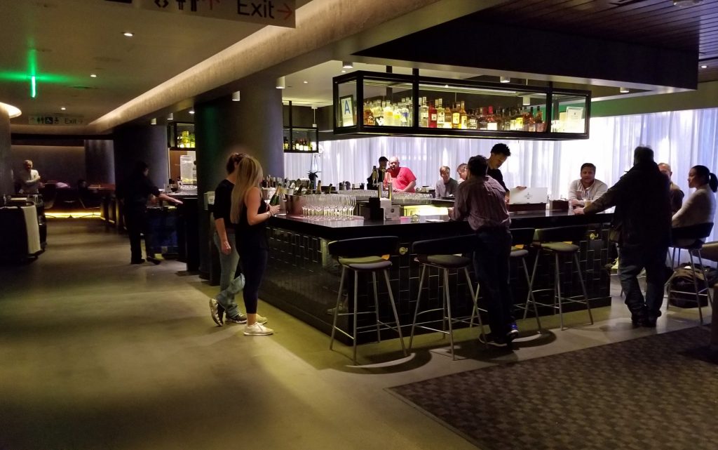 un grupo de personas en un salón