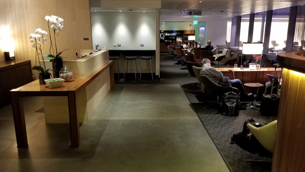 una sala de estar con piso de madera