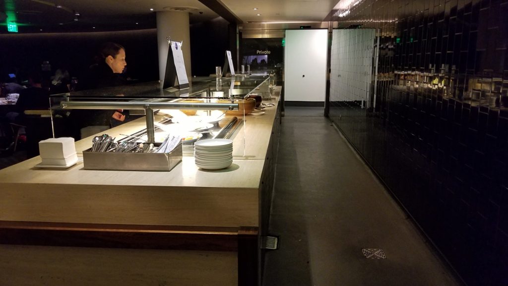 una cocina con una mesa de madera