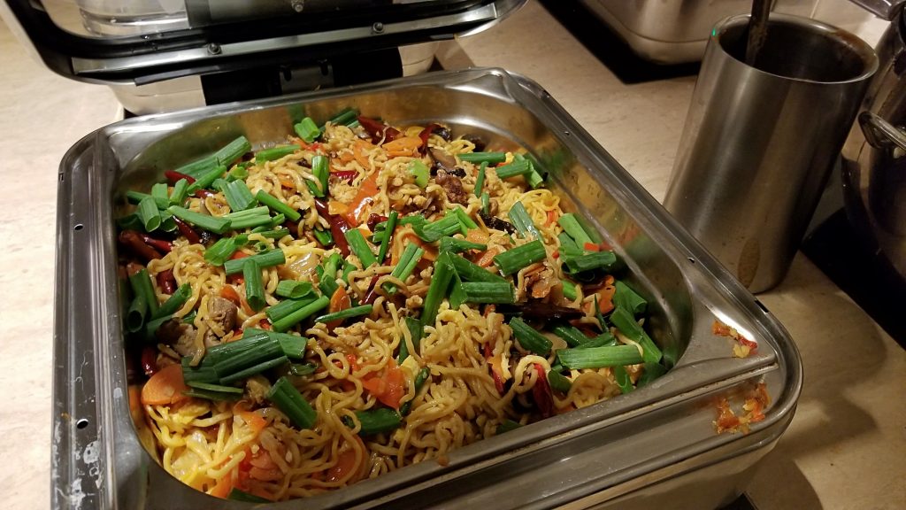 una bandeja con alimentos preparados