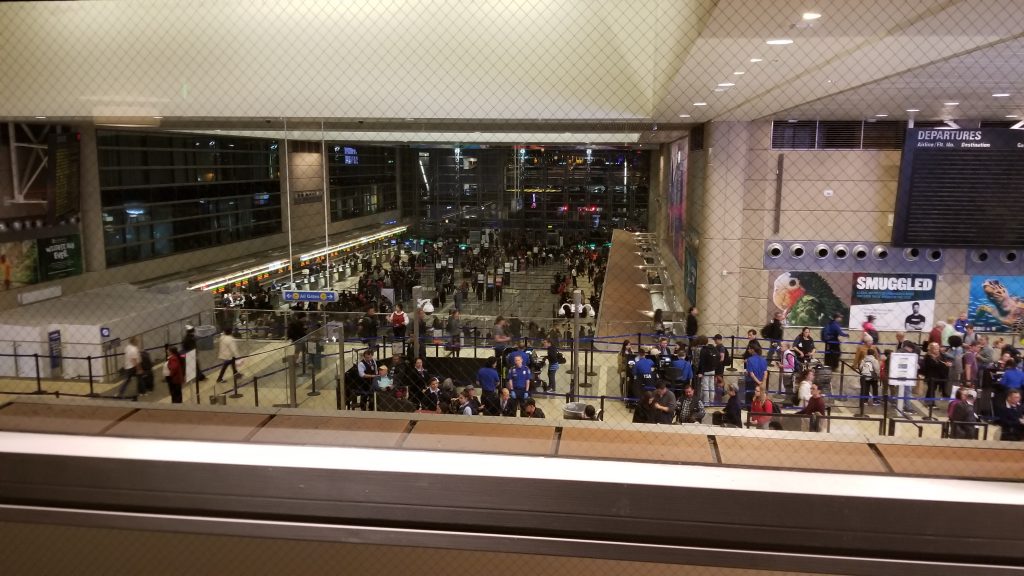 un grupo de personas en una estación de tren