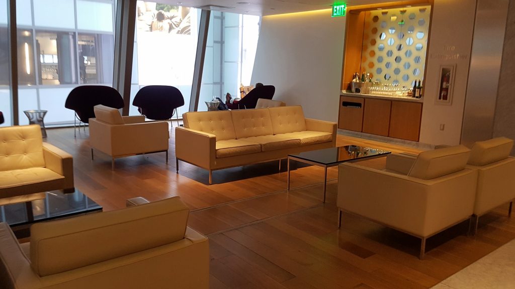 un cuarto con una ventana