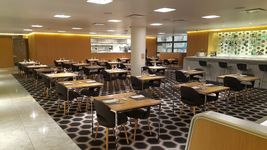 una silla en un restaurante