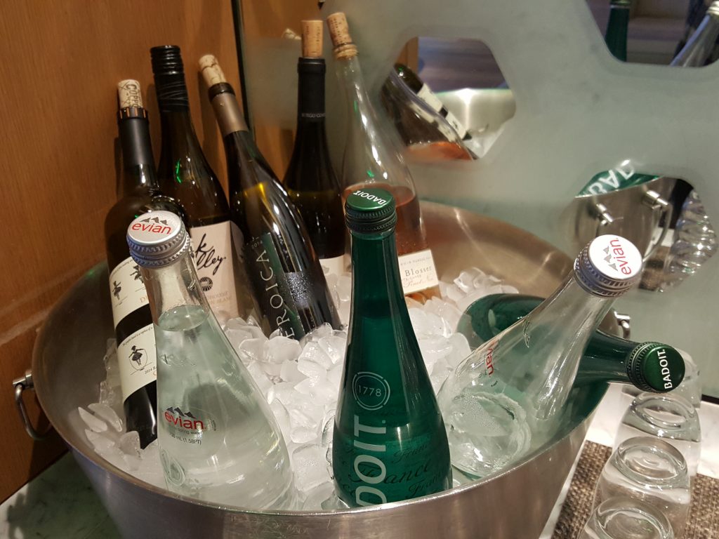 botella de vidrio junto a una licuadora