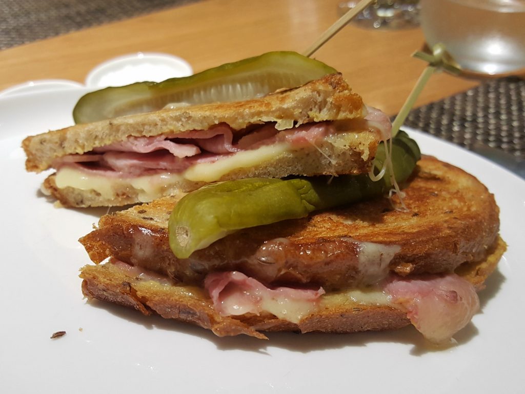 un sándwich partido a la mitad