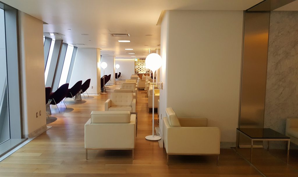 una sala de estar con piso de madera