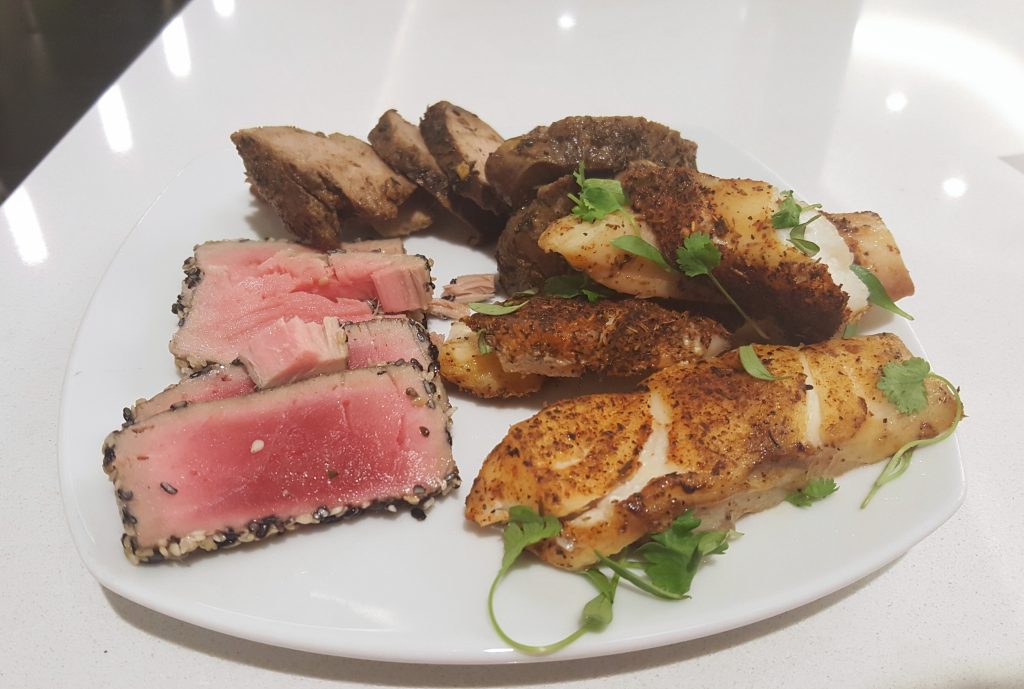 un plato con un emparedado de carne