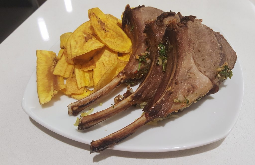 un plato con un sándwich partido a la mitad
