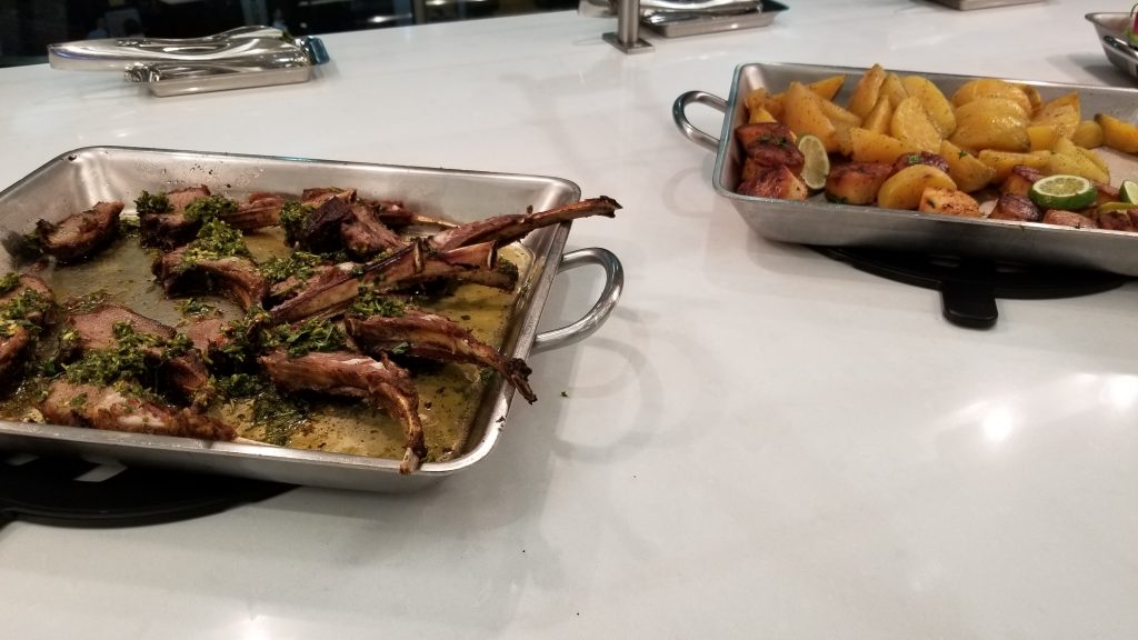 un plato de comida servido sobre la mesa