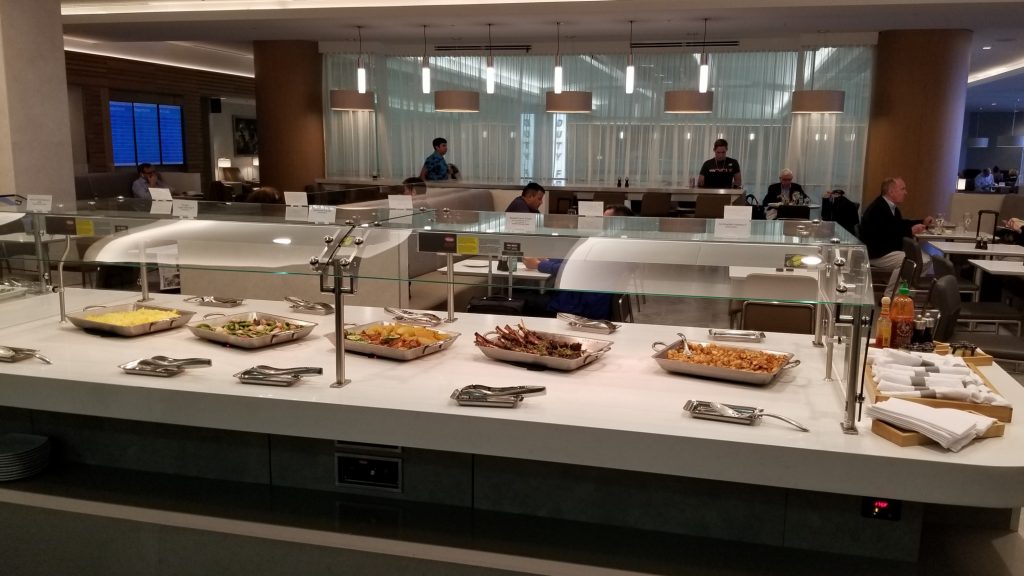 cocina con comida en una mesa
