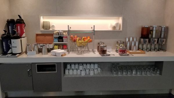 cocina con estantes blancos