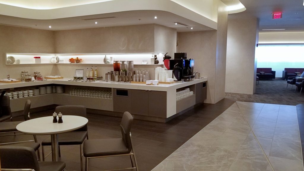 cocina con estantes blancos