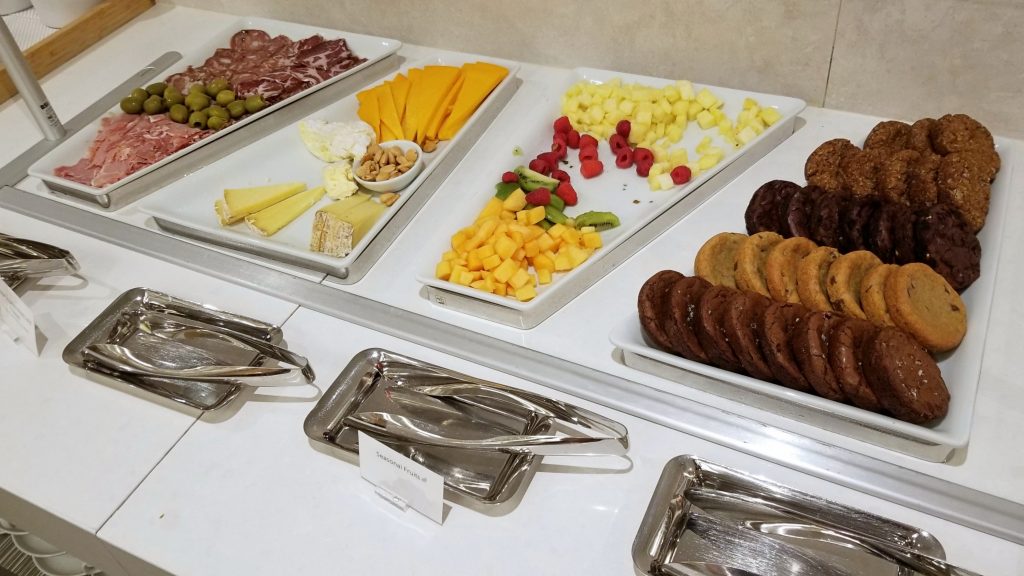 una bandeja con comida
