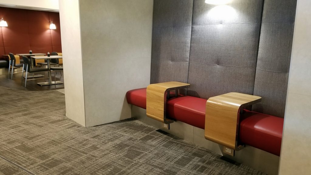 un cuarto con una maleta