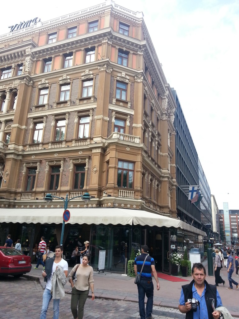 gente caminando enfrente de un edificio