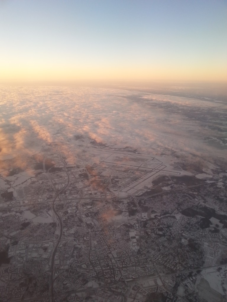 Aeropuerto HEL en el fondo