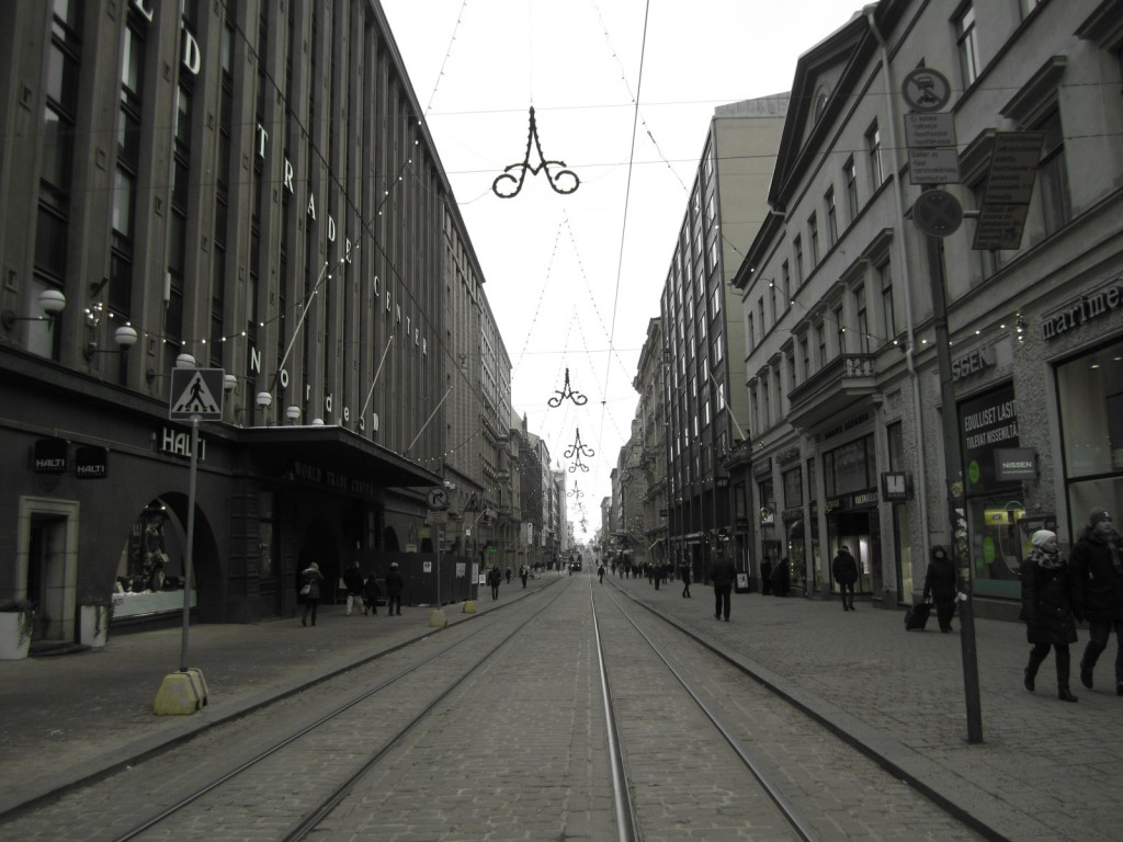 foto en blanco y negro de una calle con edificios de fondo