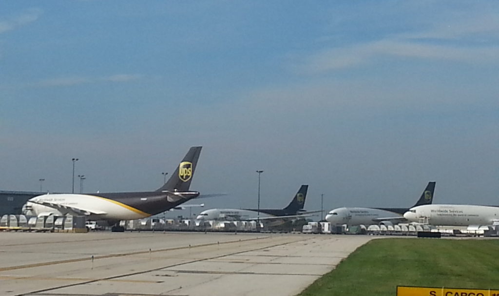 un avión estacionado en una pista de aterrizaje