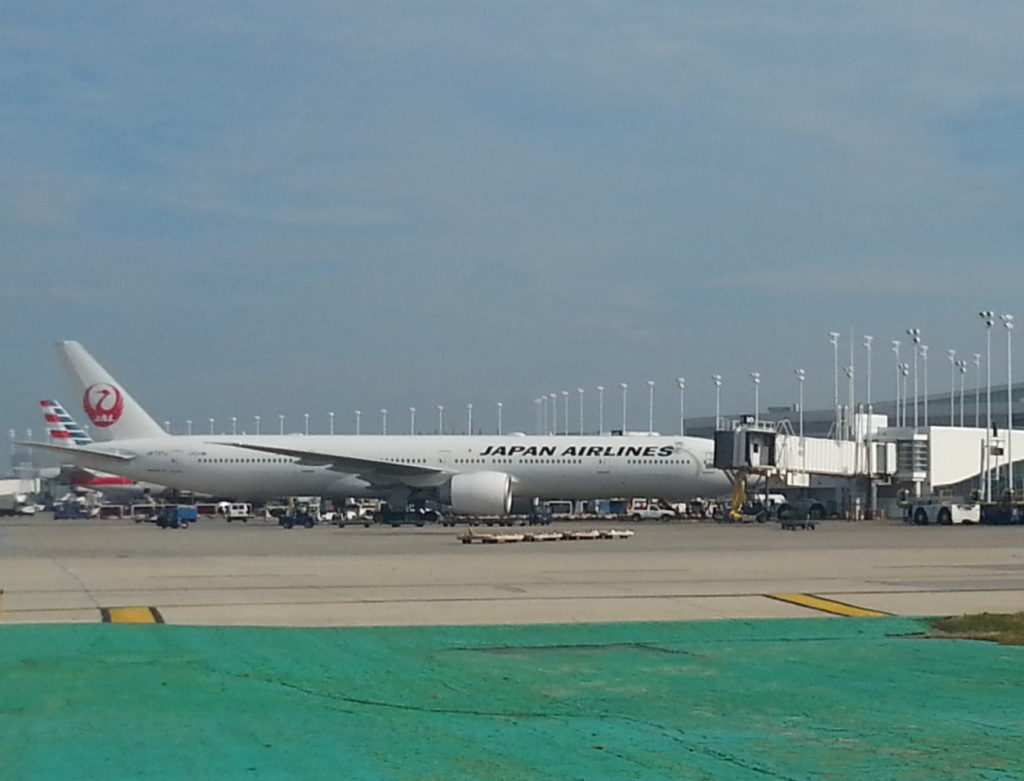 un avión en una pista de aeropuerto