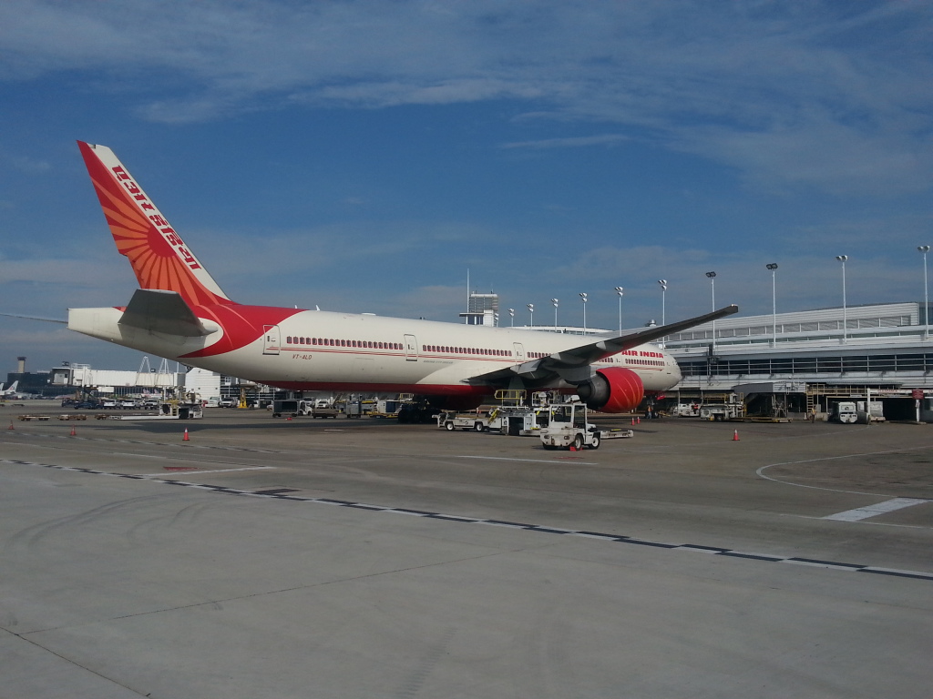 un avión estacionado en una pista de aeropuerto