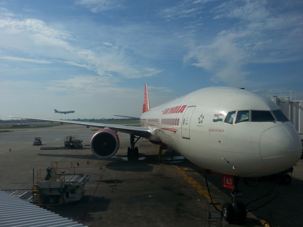 un avión estacionado en una pista