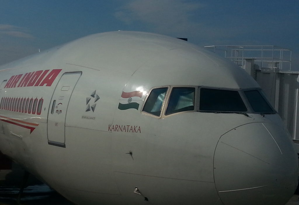 un avión estacionado en el aeropuerto