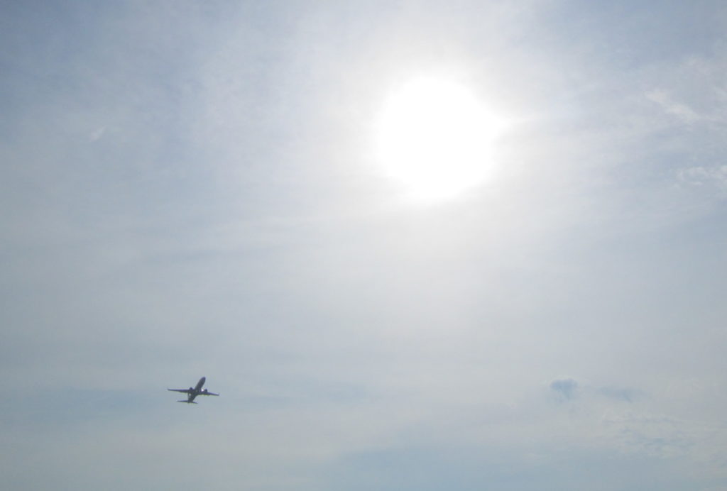 avión volando en el cielo