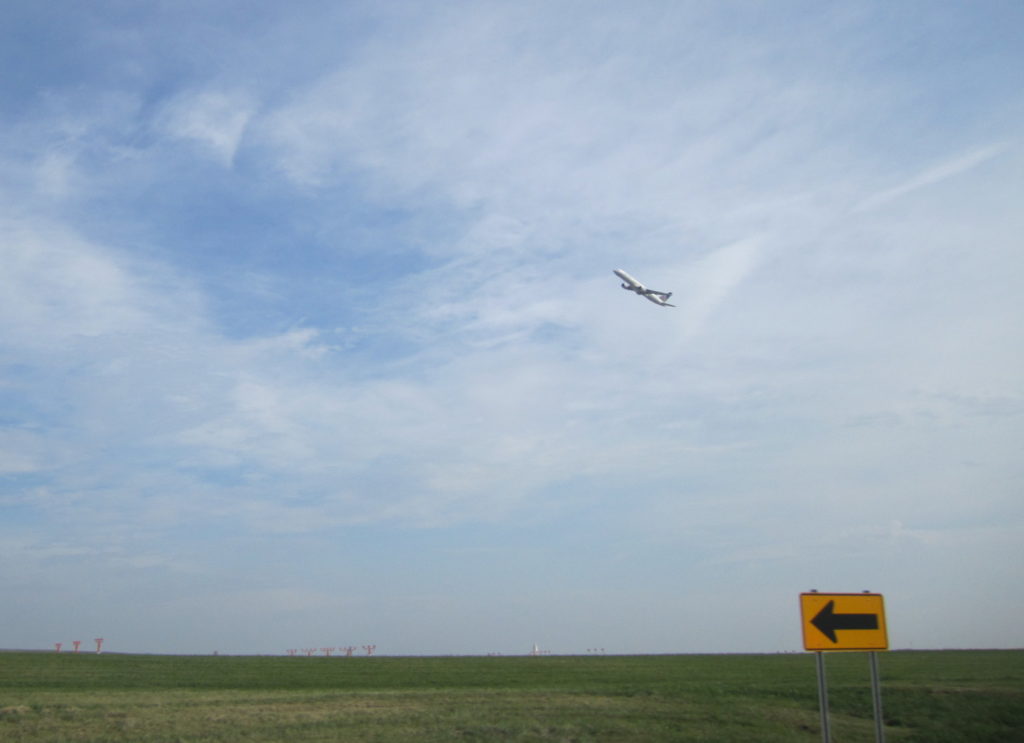avión volando sobre el campo