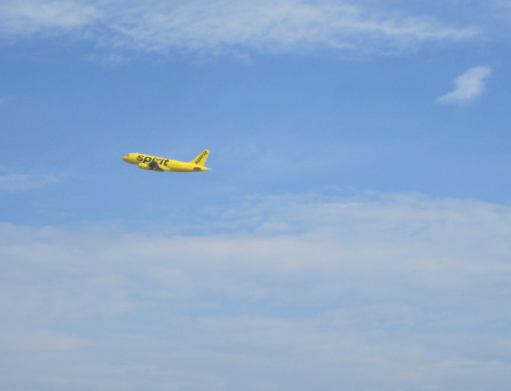 avión volando en el cielo