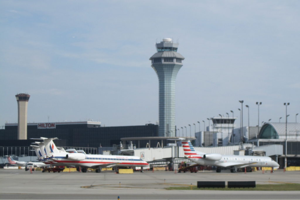 avión en la pista de un aeropuerto