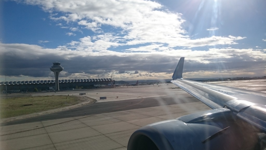 vista de un avión en una pista de aterrizaje